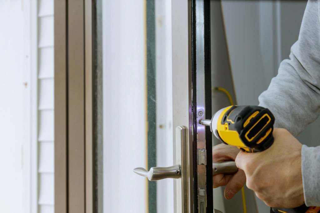 Locksmith install the door new lock in house.